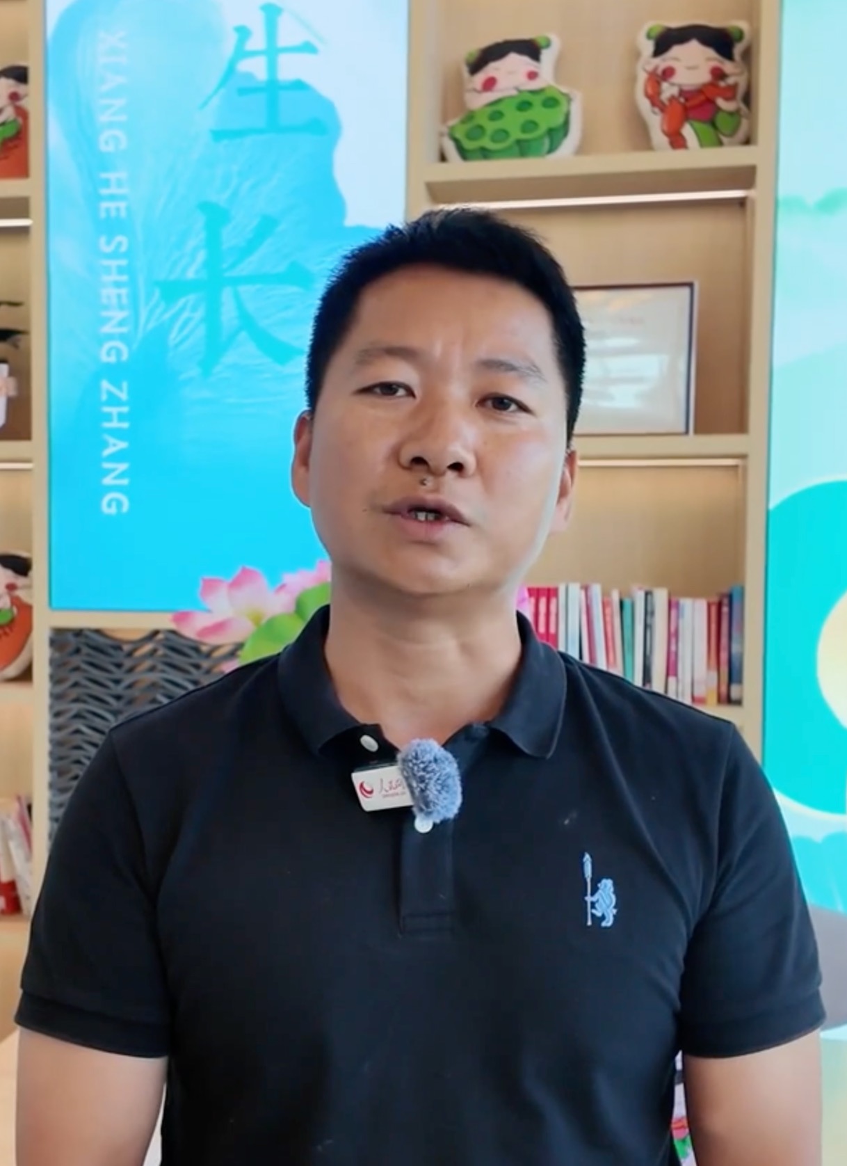 楊海亮藍塘寺村鄉村CEO查看詳情行進中國 | 鄉村來了“CEO”“除了燈塔項目，我們還引入專業運營機構，對村裡的閑置農房進行改造，希望打造集文化創意、田園休閑、康養旅居等於一體，社群集結的康養生活社區，未來新鄉村。”楊海亮笑著說，“現在民宿供不應求了，附近的農民一看出租農房不光能拿到流轉租金，房屋也有了專人來打理，覺得這種模式好，已經有越來越多人聯系我們。”