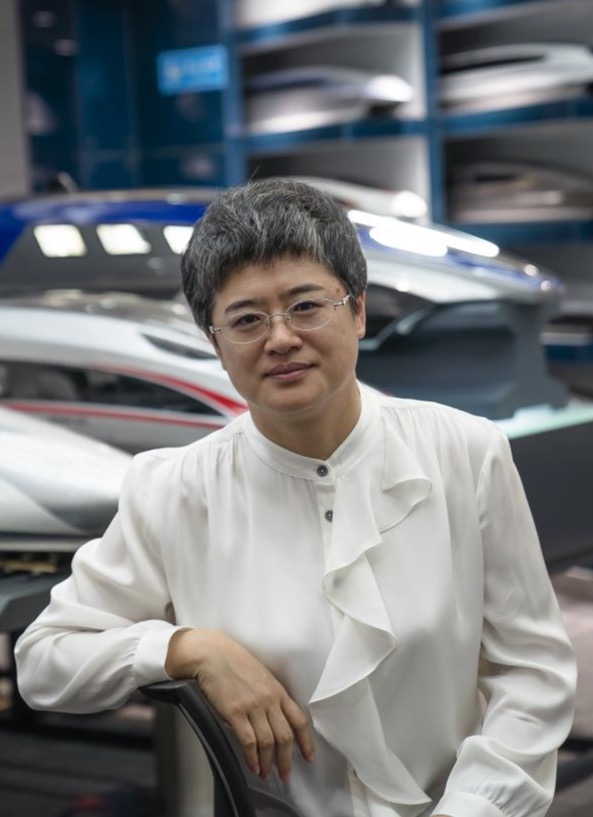 梁建英中國中車首席科學家、國家高速列車青島技術創新中心主任查看詳情行進中國丨“高鐵女杰”，為中國“加速度”作為中國高速列車技術帶頭人和領軍人物，梁建英兩次獲得國家科技進步獎特等獎，也是首屆“國家卓越工程師”稱號獲得者。2025年5月，梁建英被授予“全國道德模范”（全國敬業奉獻模范）﹔6月，梁建英被授予“山東省道德模范”。